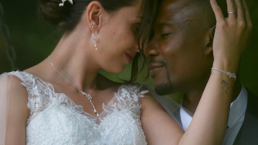 Couple de mariés dans un moment intime