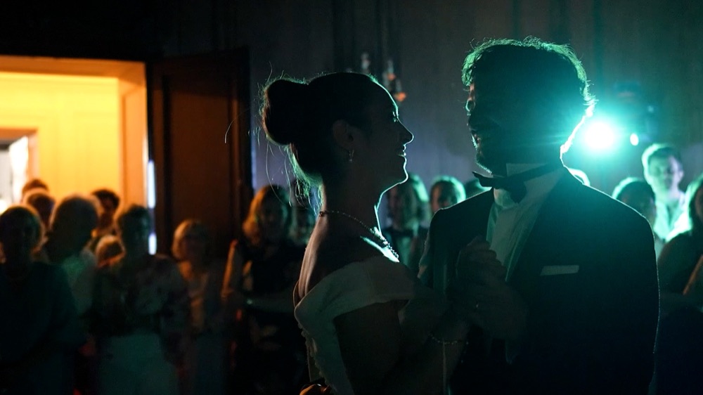 Couple de mariés pendant leur soirée