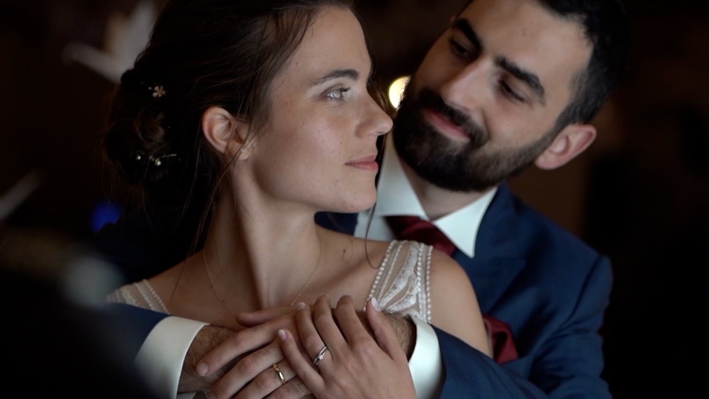 Couple de mariés dans un moment complice