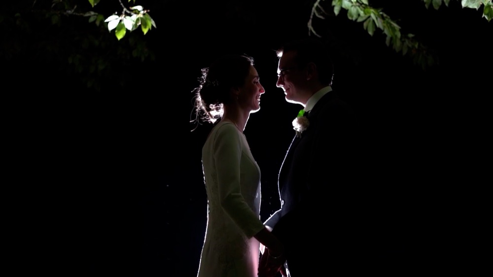 Couple de mariés en lumière de nuit