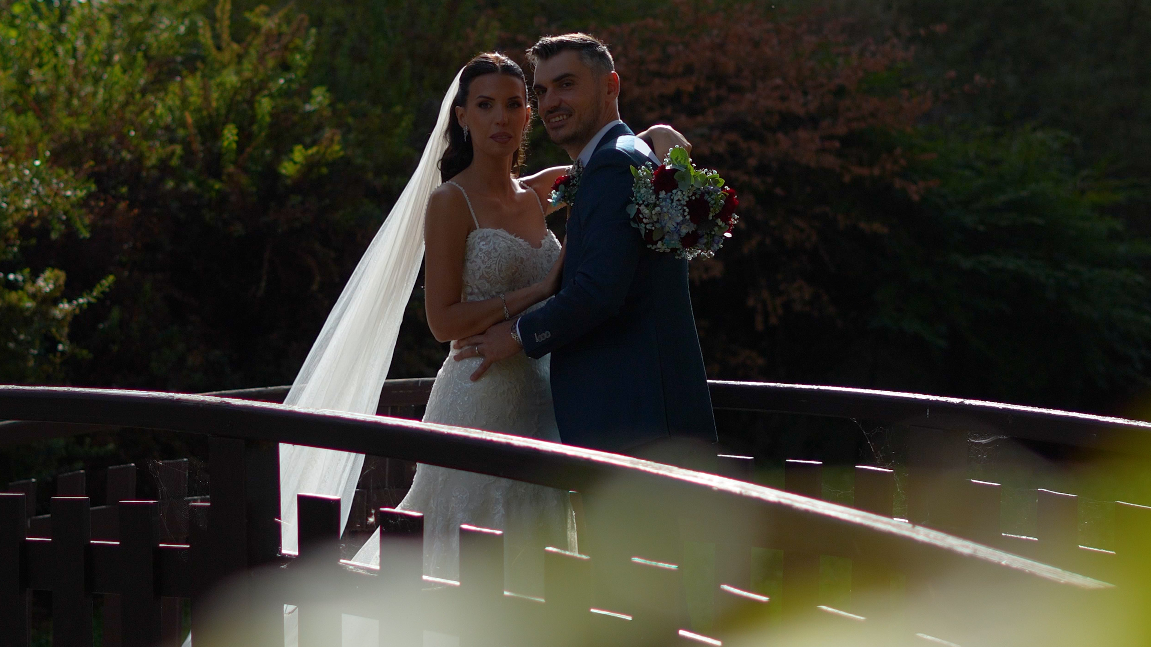 Sandrine et Michaël sur un petit pont le jour de leur mariage