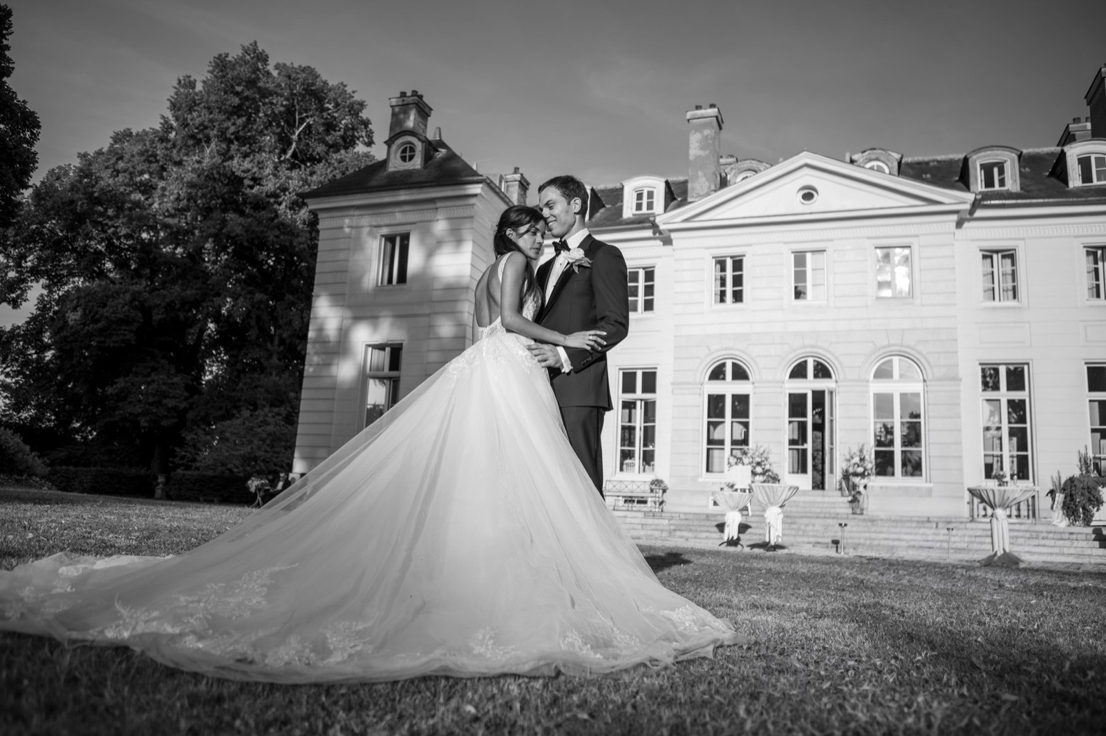 Couple de mariés devant un château