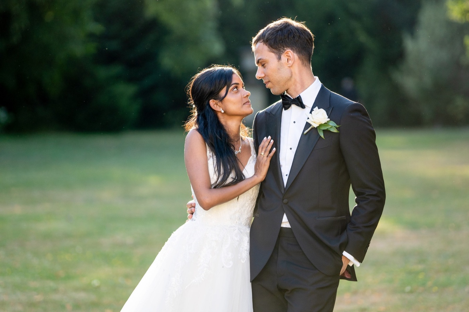Couple de mariés dans un parc
