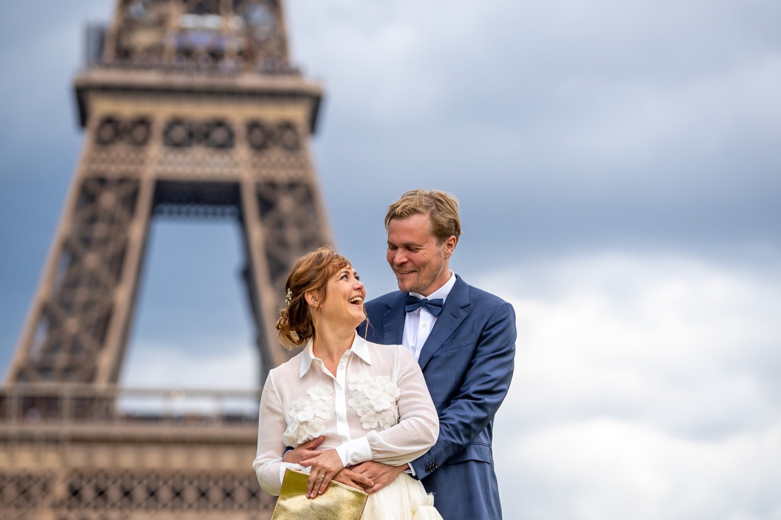 Couple de mariés devant la Tour Eiffel
