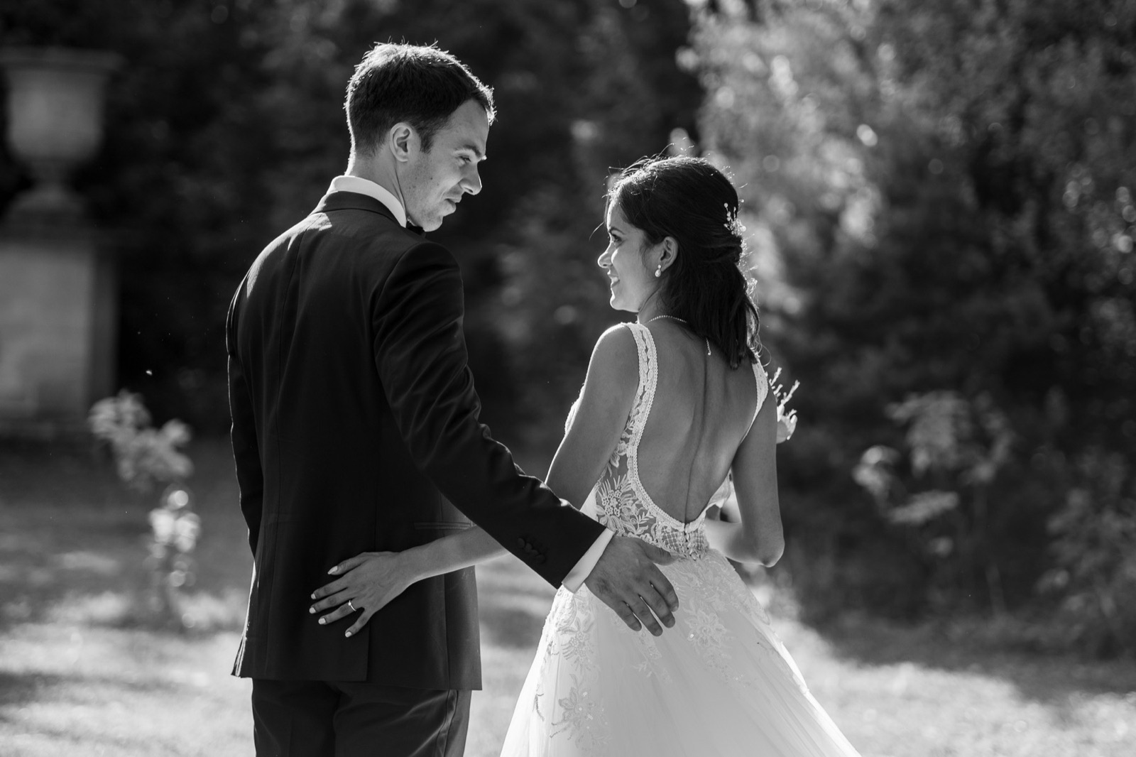 Couple de mariés de dos dans un parc