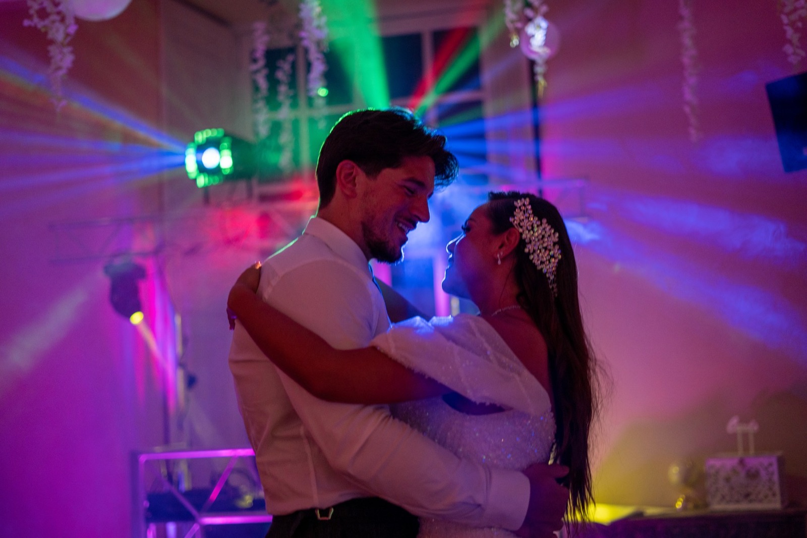 Danse des mariés sous les lumières de soirée