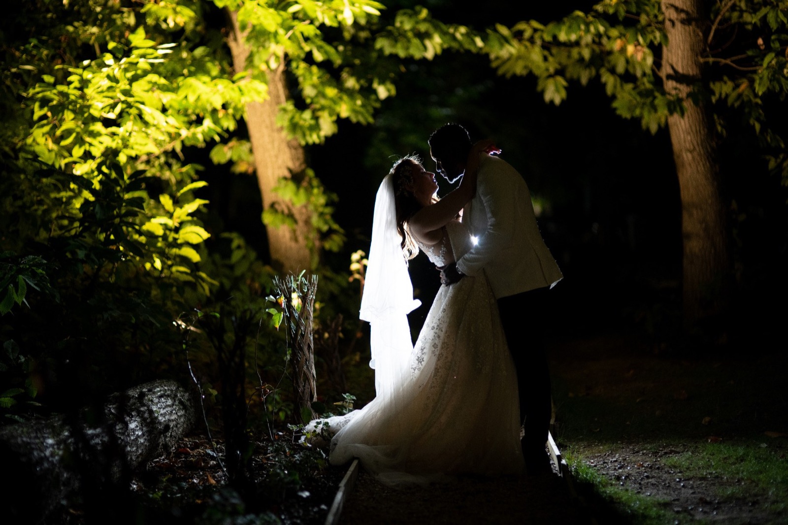 Couple de mariés dans une forêt de nuit