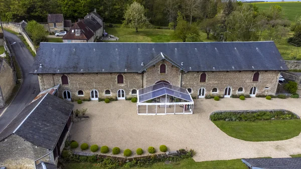 Vue aérienne du Clos Magnitot, de son bâtiment en pierre et de sa cour de réception
