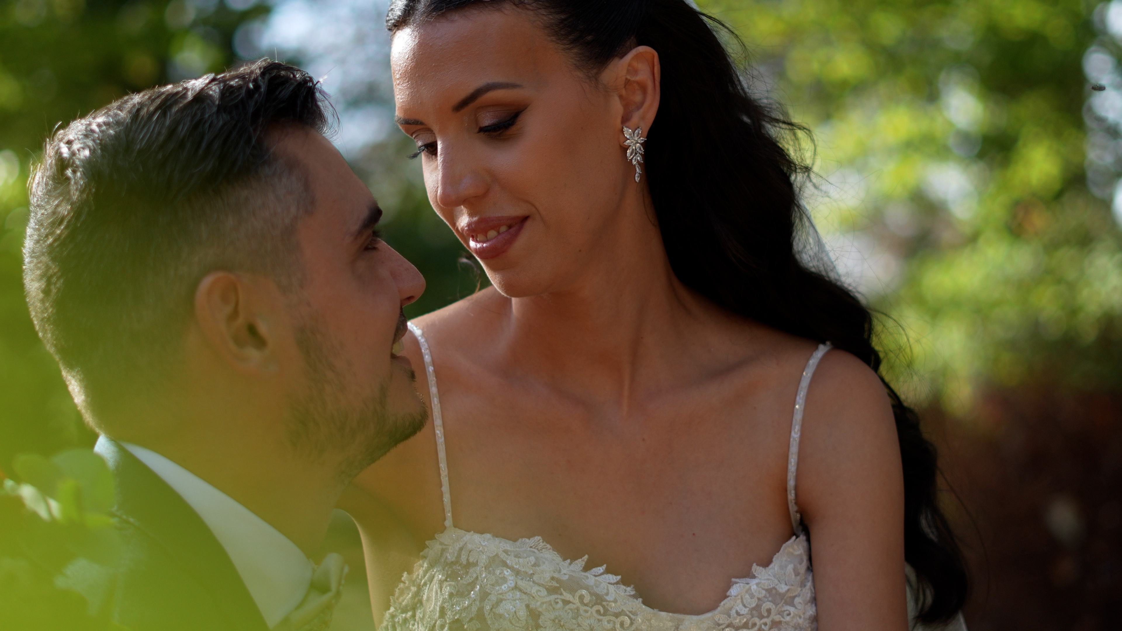 Sandrine et Michaël échangent un regard, entourés de feuillage